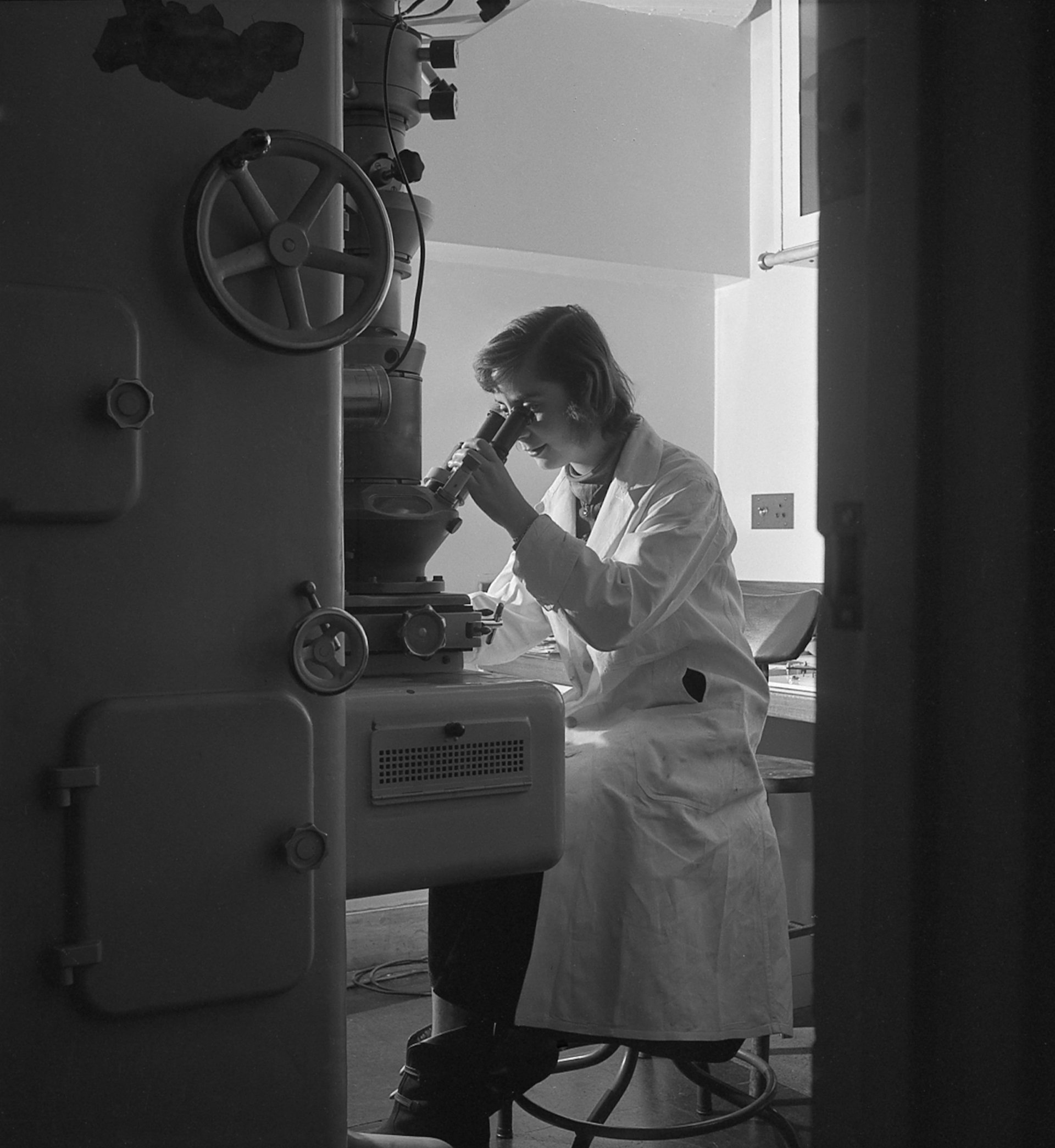 Influenza-Australia-Unknown Researcher looks in a electron microscope