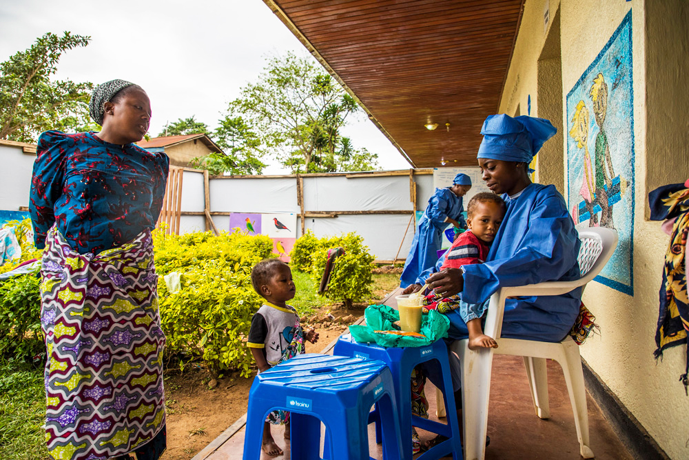 Толық әйелдердің жақын пландағы порносы Шығыңқы кеуде - бұл белгі