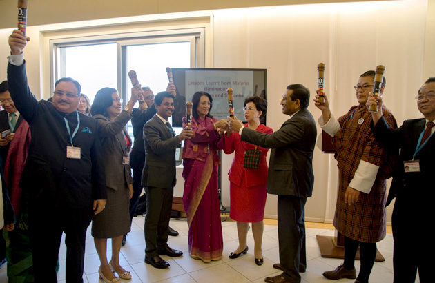 Ministers of Health of Sri Lanka and Maldives pass wooden batons to representatives of other countries in South-East Asia, symbolizing that the Region is moving onward in its malaria fight.