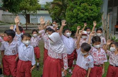 Murid-murid SD mengacungkan tangan.