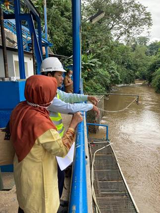 memeriksa fasilitas penyaring kasar di intake air