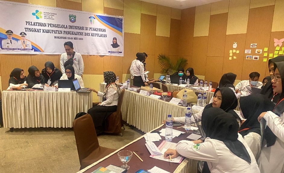 Peserta pelatihan pengelola imunisasi dalam ruangan