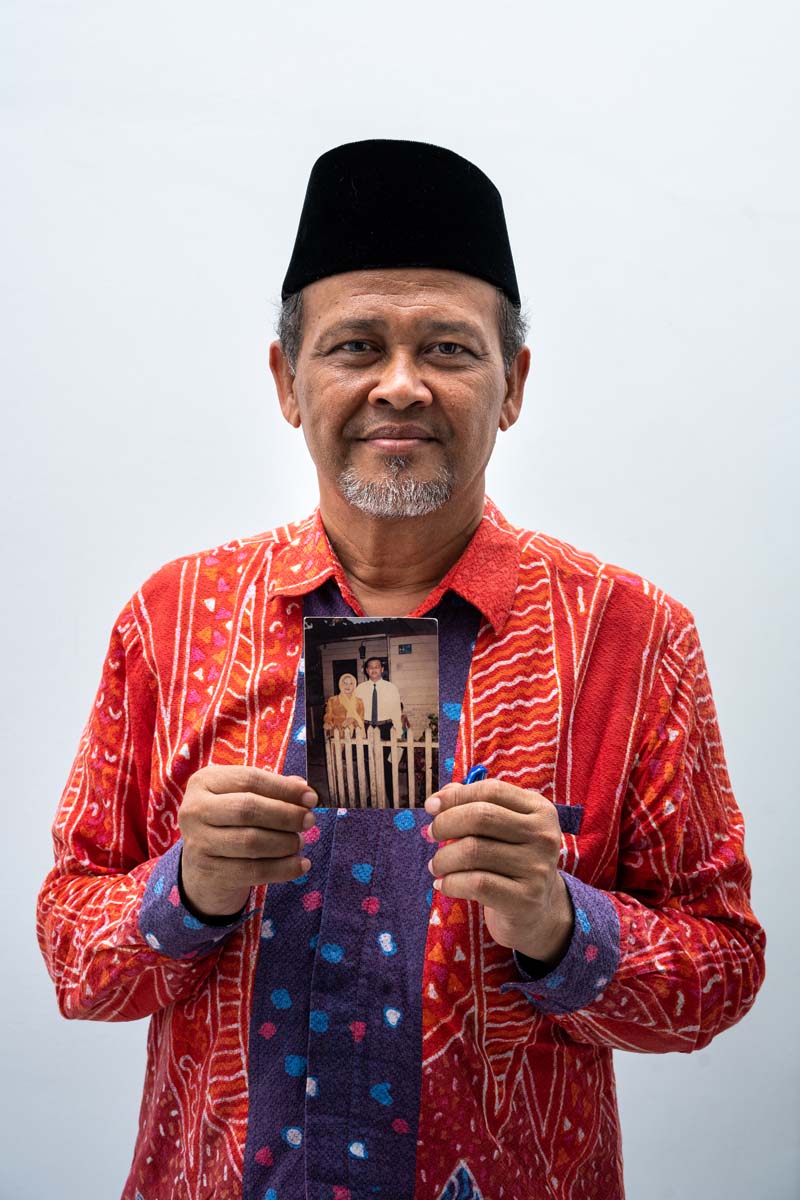 H. Salman Arifin berdiri dengan bangga di samping foto kesayangan ibunda tercinta, Umi Habibah.