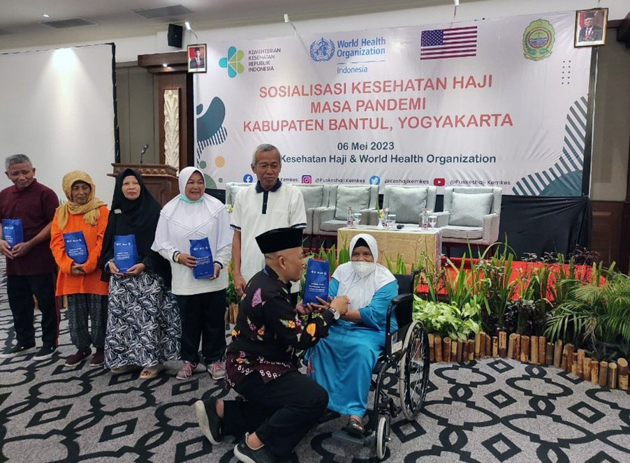 Para peserta dan seorang pemateri sosialisasi di depan panggung.