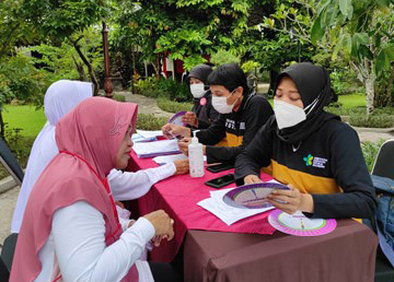 Jamaah haji melakukan konsultasi dengan tenaga kesehatan.