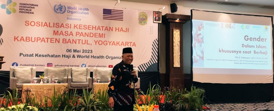Seorang pembicara berdiri di depan panggung dalam sesi sosialisasi kesehatan.