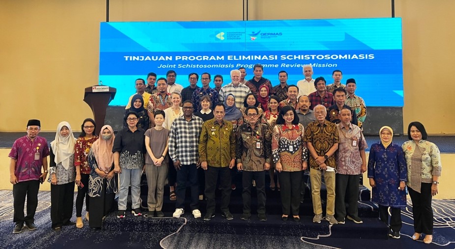 Foto bersama para peserta Tinjauan Schistosomiasis.