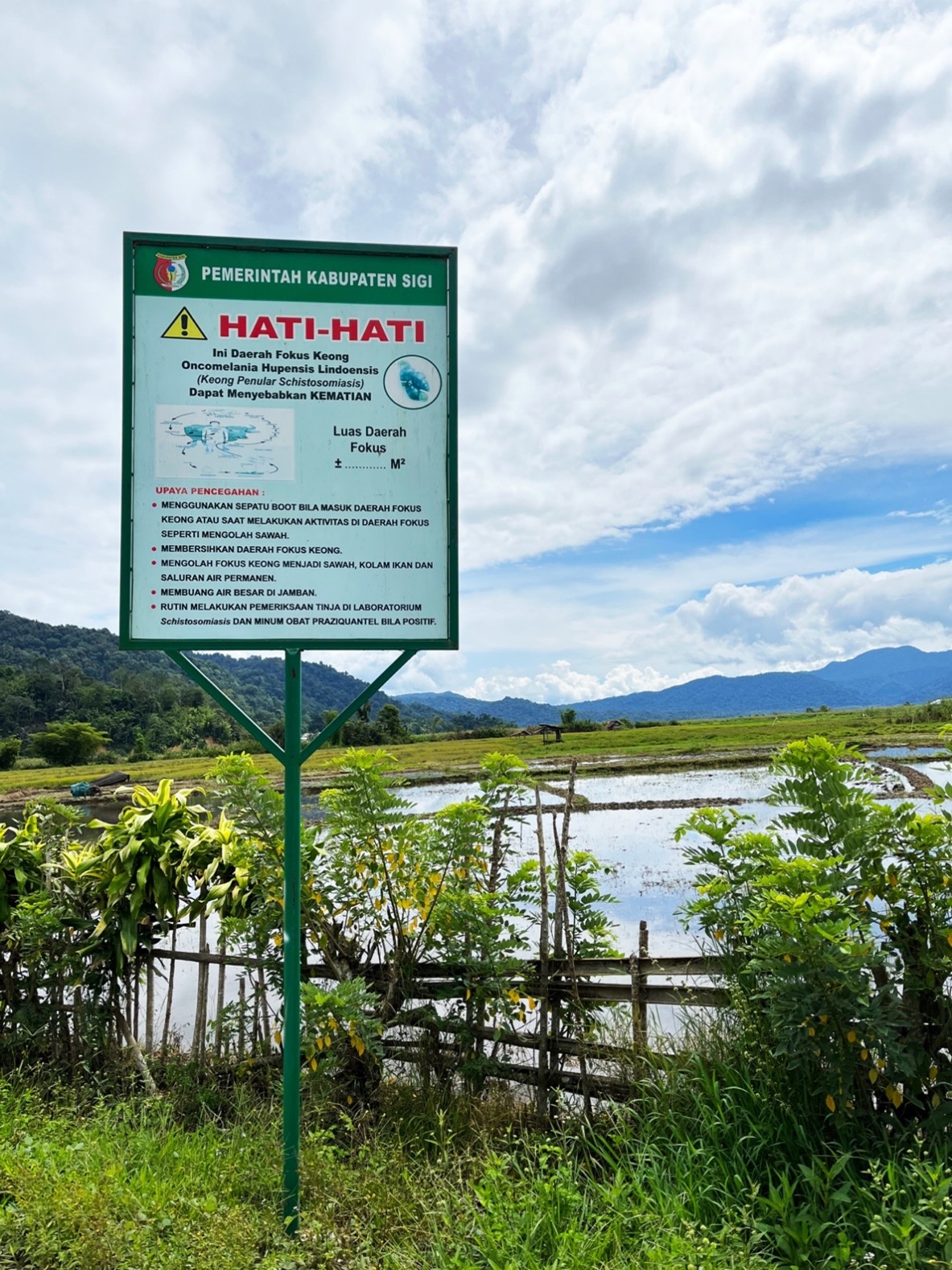 Penanda di dekat habitat keong perantara schistosomiasis.