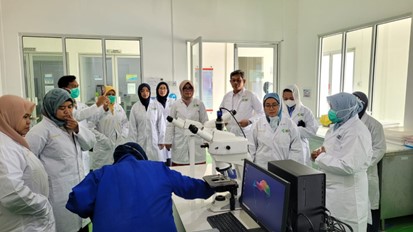 People in an MR lab
