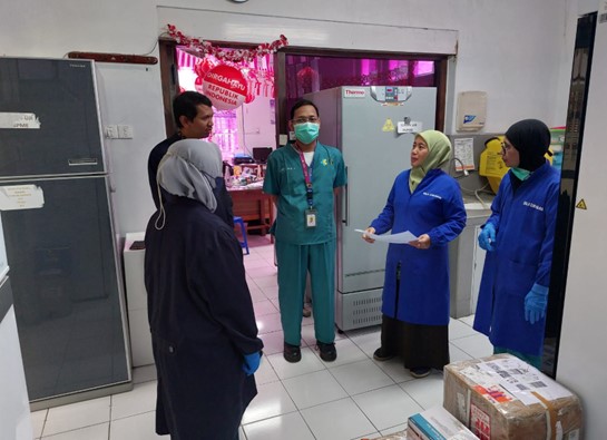 Lab personnel and MoH officials in discussion