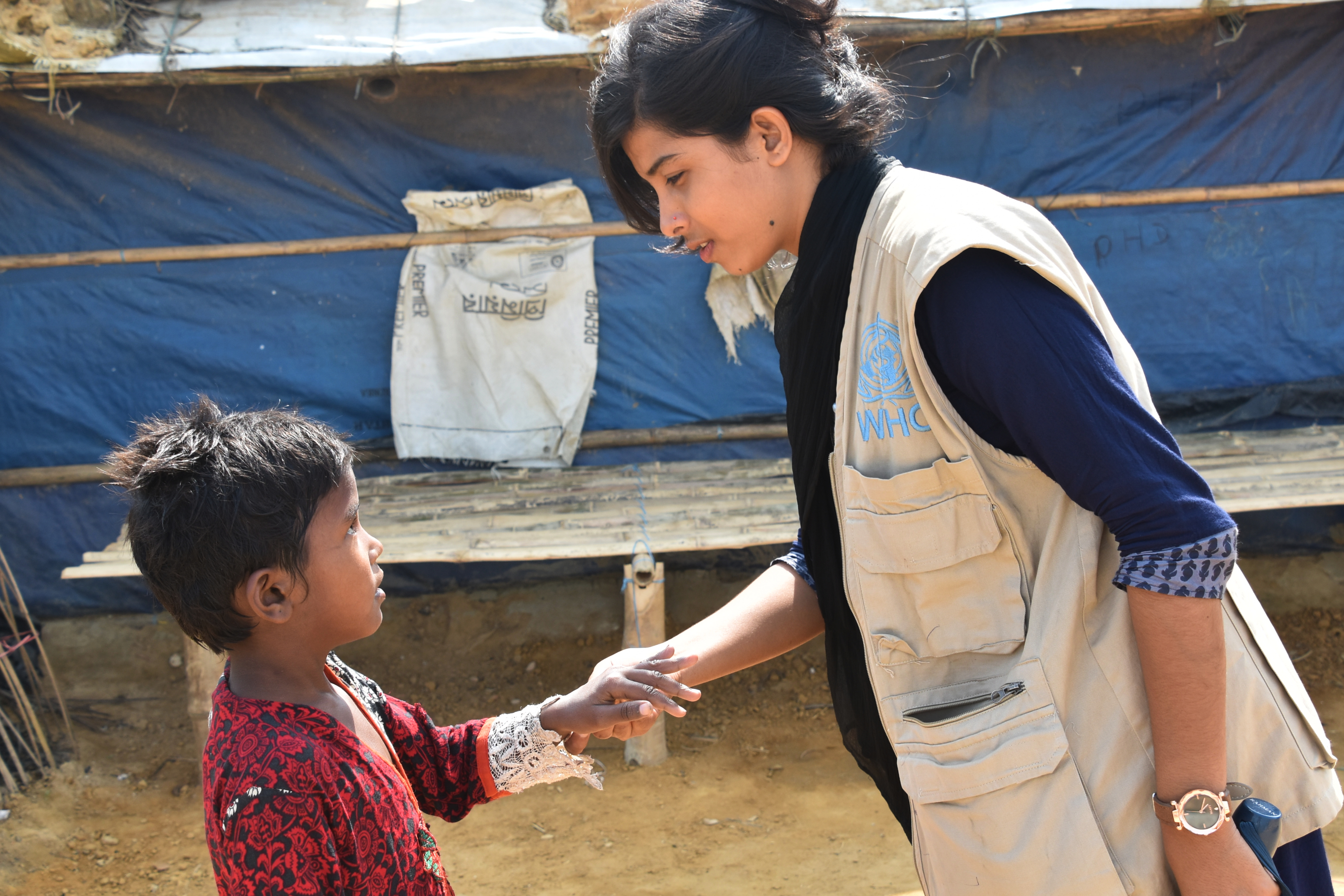 Dolna 4 Dolna is checking if the finger of the girl has been marked: proof that the child received the vaccine