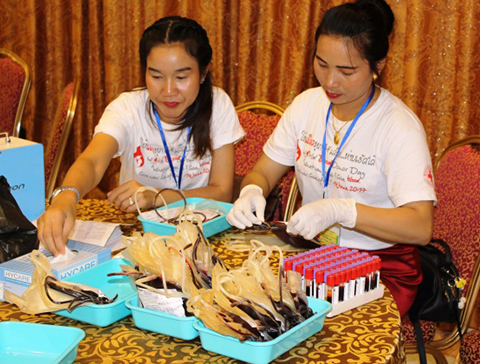 20170614-wbdd2017-health-staff-with-collected-blood