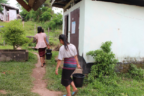 20180518-girls-collecting-water-480px 20180518-girls-collecting-water-480px
