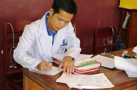 20180528-khamsiay-preparing-documents-480