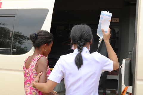 20180528-phet-was-assisted-to-the-ambulance-480