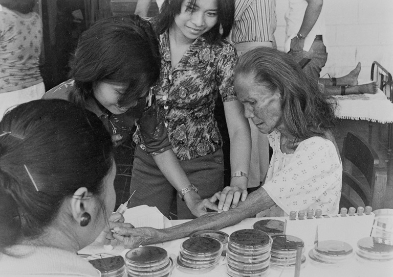 1978 An elderly woman has her blood tested for blood sugar, uric acid, and cholesterol at the Philippine Heart Center for Asia in 1970.
