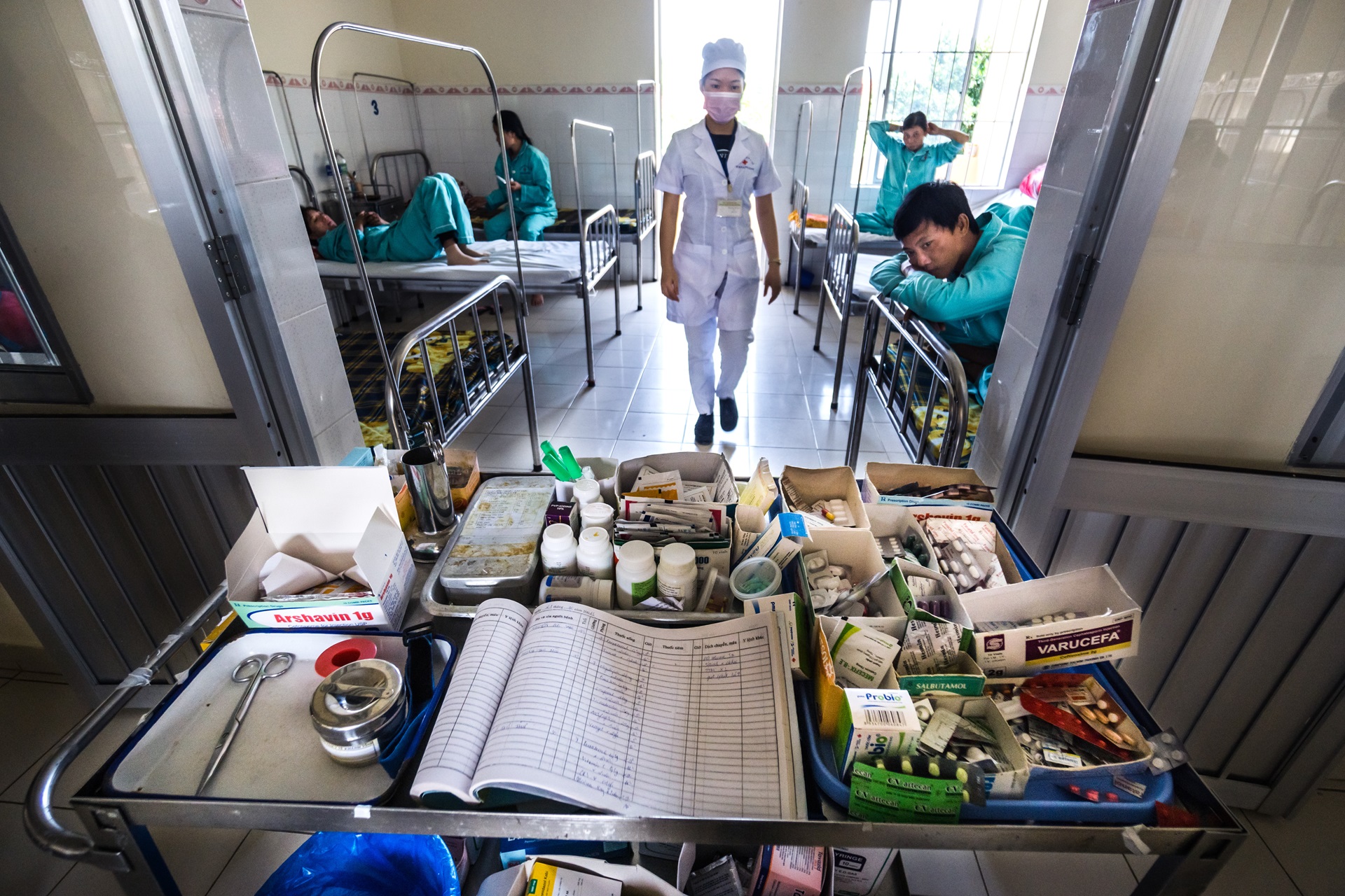 AMR 2_FR Un plateau empli de médicament est disposé dans le couloir d'un hôpital.