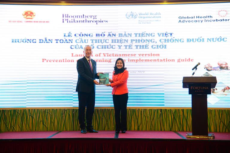 Dr Kidong Park, WHO Representative in Viet Nam hands over the Vietnamese version of Preventing drowning DSC_6272