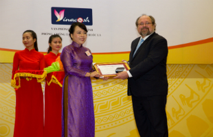 Mr Kobza giving award to minister of health Vietnam Nguyen Thi Kim Tien 2015 mr_kobza_giving_award_to_minister_of_health_vietnam_nguyen_thi_kim_tien_2015